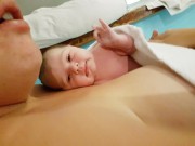 Làm mẹ - Bé sơ sinh chào đời giơ tay “OK” khiến triệu người thốt lên “yêu ơi là yêu”