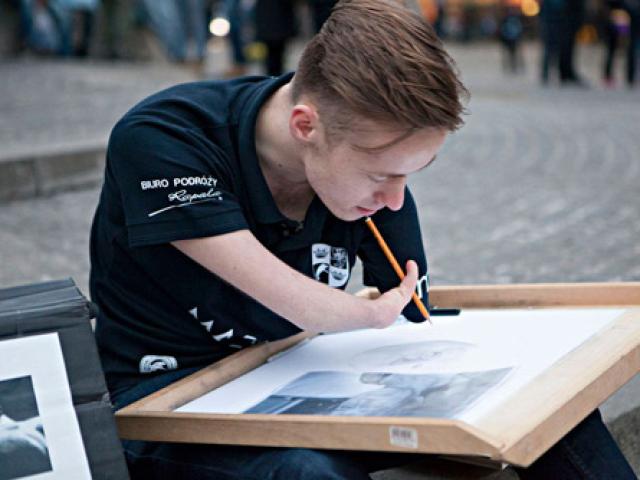 Nghị lực phi thường của chàng trai không tay vẽ đẹp chưa từng thấy