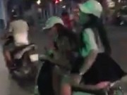 Clip Eva - Video: Cô gái tốc váy lộ vòng 3 náo loạn đường phố Sài Gòn