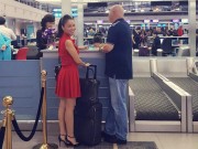 Làng sao - Thu Minh rạng rỡ tiễn chồng đi công tác giữa bão scandal