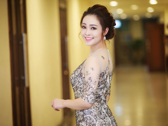 MC Thùy Linh lộng lẫy trong đêm nhạc của 4 diva