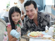 Làng sao - Con gái Trần Bảo Sơn tươi tắn đi sự kiện cùng bố