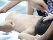 Tin tức - Thăm những bệnh nhi chỉ chờ được kim chọc vào người cho dễ ngủ