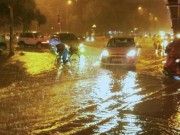Tin tức - Hà Nội đang ảnh hưởng bão, mưa gió dữ dội, tắc đường nhiều nơi