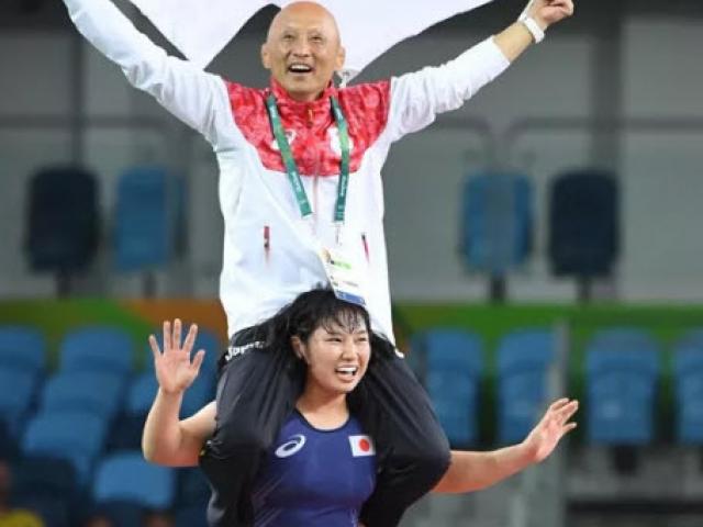 Sốc với màn ăn mừng của nữ đô vật Nhật Bản