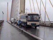 Tin tức - Ô tô chạy chậm để chắn gió bão, giúp xe máy qua cầu an toàn