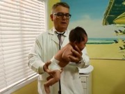 Clip Eva - Video: Tuyệt chiêu dỗ bé nín khóc thần kỳ của bác sĩ Tây