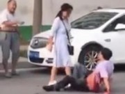 Clip Eva - Trung Quốc: Vợ vác dao tấn công chồng giữa phố vì bị phản bội