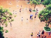 Tin tức - Mưa lớn "quây" trường học, phụ huynh hốt hoảng tìm con