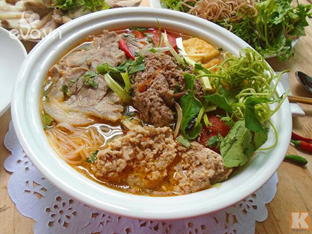 Bữa sáng đủ chất với bún riêu cua giò heo