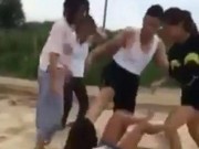 Tin tức - Bị đánh hội đồng dã man, nữ sinh 14 tuổi khóc lóc xin tha