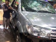 Tin tức - Đập toác ô tô vì nghi 'bắt cóc' trẻ con