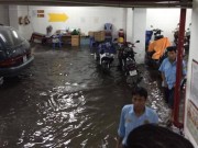 Tin tức - TPHCM: Sau mưa lớn, hầm 6 tòa nhà ngập, xe nổi bồng bềnh