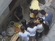 Tin tức - Bà chủ nhà trọ tốt bụng nấu ăn miễn phí cho hàng chục sinh viên