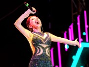 Làng sao - Bị rách áo, Tóc Tiên vẫn tiếp tục hát và nhảy cực "sung"