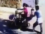 Clip Eva - Gã đàn ông hồn nhiên bắt cóc trẻ em ngay giữa đường phố Trung Quốc