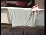 Clip Eva - Video: Thót tim nhìn em bé ngồi trên lan can nhà cao tầng