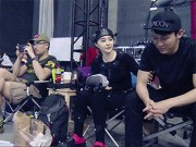 Làng sao - Ngôi sao 24/7: Bất chấp chỗ đông người, Phạm Băng Băng - Lý Thần "tình như cái bình"