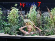 Thời trang - VNTM tập 8: hot girl nấm lùn ôm rắn và hôn rồng trong thử thách chụp hình