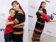 Giải trí - Hồ Văn Cường nô đùa quấn quýt bên mẹ nuôi Phi Nhung