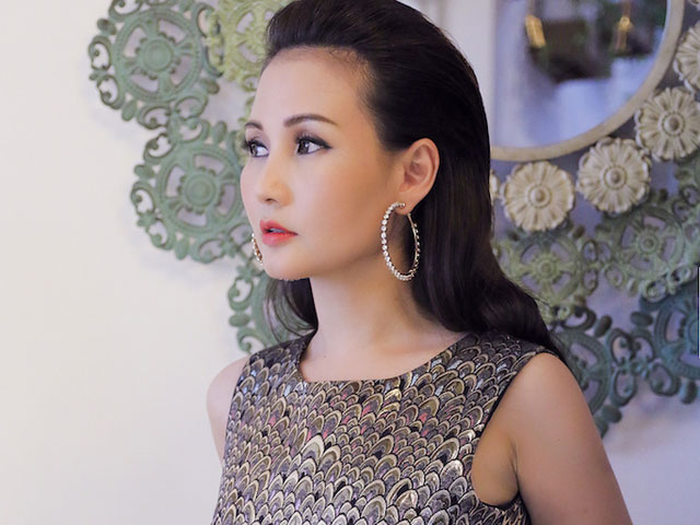 HH quý bà Sương Đặng lại thử thách thời gian với đầm ánh bạc