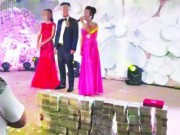 Tin tức - Nhà trai mang hẳn 20 tỷ tiền mặt lên lễ đường tặng cô dâu trong lễ cưới