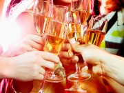 Nhà đẹp - Mách đủ mẹo đơn giản như dùng bánh mì dọn thủy tinh, rượu khử mùi hôi,...