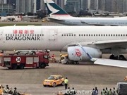 Tin tức - Ôtô đâm thẳng vào máy bay chở gần 300 hành khách đang chuẩn bị cất cánh