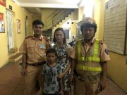 Ngày mới - CSGT giúp 1 cháu bé đi lạc ở phố đi bộ tìm lại người thân