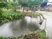 Tin tức - Chơi bóng một mình ngoài đường, bé trai 2 tuổi rơi xuống cống chết đuối