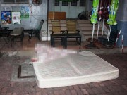 Tin tức - Đứng trên lan can tầng 11 dọa tự tử, cô gái rơi xuống đất