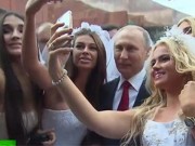 Clip Eva - Video: Hàng loạt cô dâu bỏ rơi chú rể để selfie với Putin