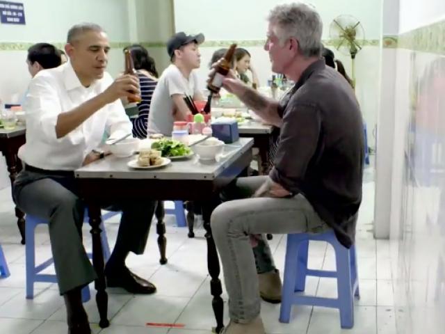 Tổng thống Obama bốc bún chả bằng tay và lóng ngóng cầm đũa trên CNN