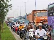 Tin tức - Container gây 3 vụ tai nạn liên tiếp, xa lộ Hà Nội kẹt cứng