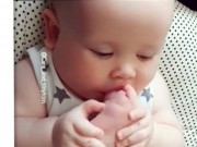 Clip Eva - Em bé dễ thương mút chân vì nghĩ đó là bình sữa