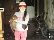 Tin tức - Chú chó con run rẩy thoát ra từ căn nhà cháy