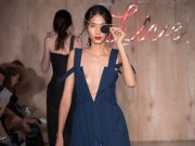 Thời trang - Hoàng Thùy lộ vòng 1 ngay trên sàn diễn London Fashion Week