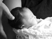 Bà bầu - Nghẹn lòng với bộ ảnh bố mẹ chụp cùng con qua đời chỉ 1 giờ sau sinh