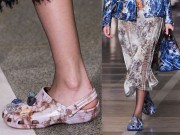 Thời trang - Đôi dép crocs xấu xí bất ngờ trở thành phụ kiện hot tại London FW