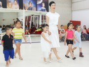 Thời trang - Con gái Xuân Lan tập catwalk cùng các mẫu nhí