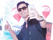 Làng sao - MC Phan Anh, Á Hậu Huyền My hào hứng chụp hình với “chiếc hộp bí ẩn”