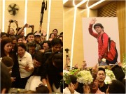 Làng sao - Giây phút cuối ở đám tang Minh Thuận: Nắm nhành hoa trắng trên tay, muôn người đổ lệ