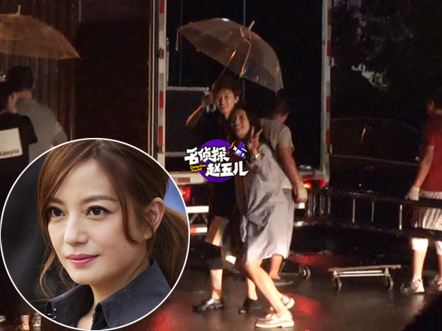 Ngôi sao 24/7: Triệu Vy say xỉn, hôn bạn đồng nghiệp nam trong đêm