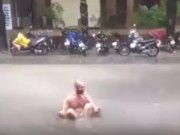 Clip Eva - Video: Huế chìm trong biển nước, anh Tây thích thú tập bơi trên phố