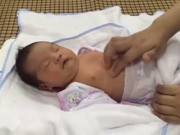 Clip Eva - Em bé nằm thích thú khi được mẹ massage
