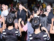 Làng sao - Fan nam người Nhật khiến Nathan Lee sửng sốt, không nói nên lời!