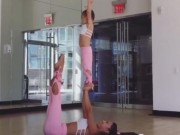 Clip Eva - Video: Em bé tập thể dục cùng mẹ vô cùng đáng yêu