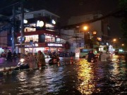 Tin tức - Sài Gòn mưa tầm tã, nhiều tuyến đường ngập nặng giờ tan tầm