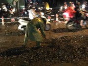 Tin tức - CSGT đẩy xe, xúc đất dọn đường để người dân đi trong cơn mưa ngập lịch sử