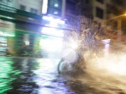 Tin tức - Ngập lụt lịch sử, TP. HCM điều số lượng "khủng" Cảnh sát PCCC giúp người dân